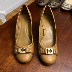 Tory Burch Ambrose 65 Closed Toe Wedge Tumbled Leather Size 9. Like new, worn 1x